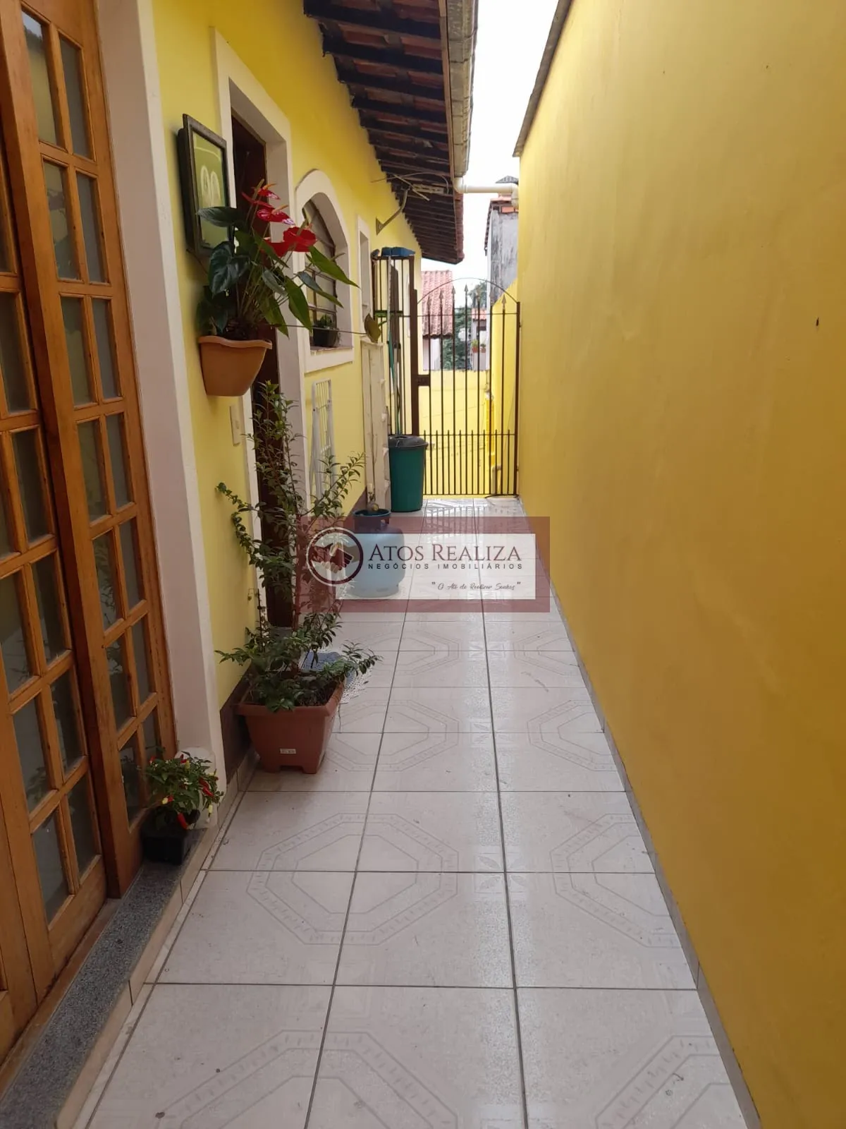 Imagem Vendo SUPER Oportunidade no Jardim Lalo. Casa térrea no Jardim Lalo, São 2 Dormitórios, 1 Suíte, 2 vagas de garagem, corredor lateral, próximo a estação autódromo da CPTM. Apenas R$ 550.000 aceita financiamento, Valor de Oportunidade.
