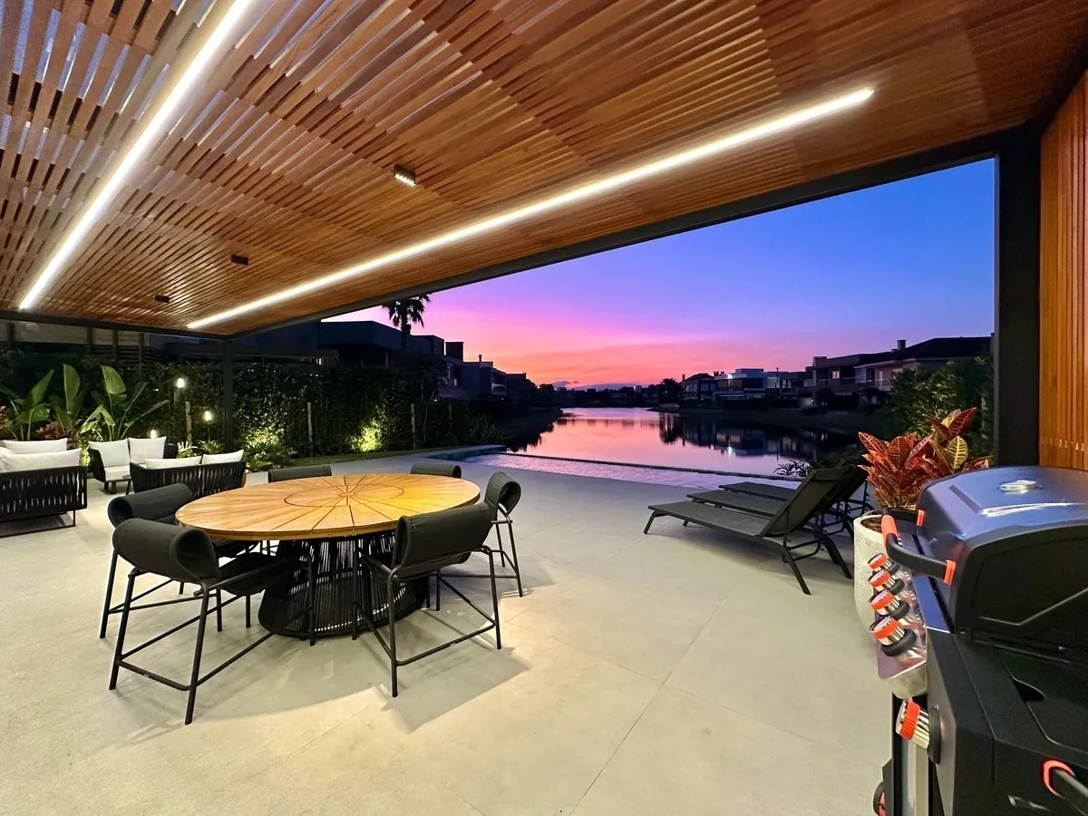 Imagem Sobrado Beira Lago, mobiliado e decorado com 05 suítes e piscina