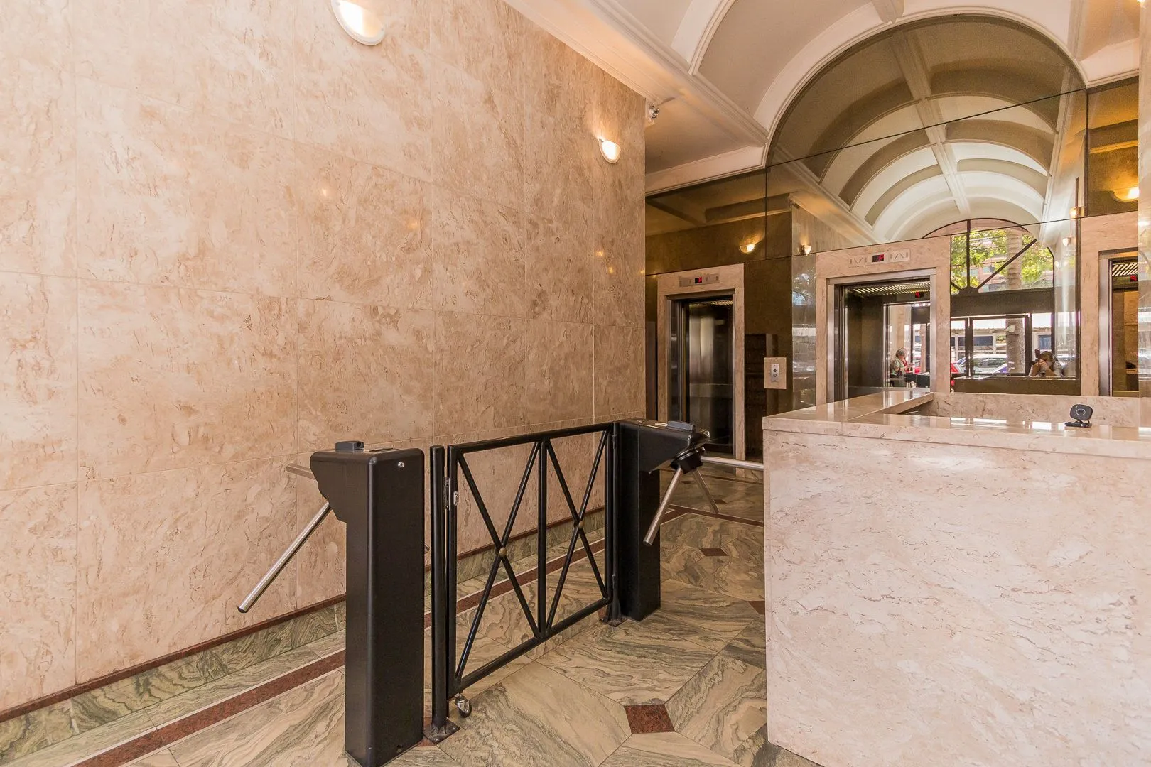 Imagem MÁFFER IMÓVEIS ALUGA Ampla Sala Comercial com Garagem localizada em região nobre e estratégica do bairro Auxiliadora, próxima à Av. Plínio Brasil Milano e Rua 24 de Outubro.