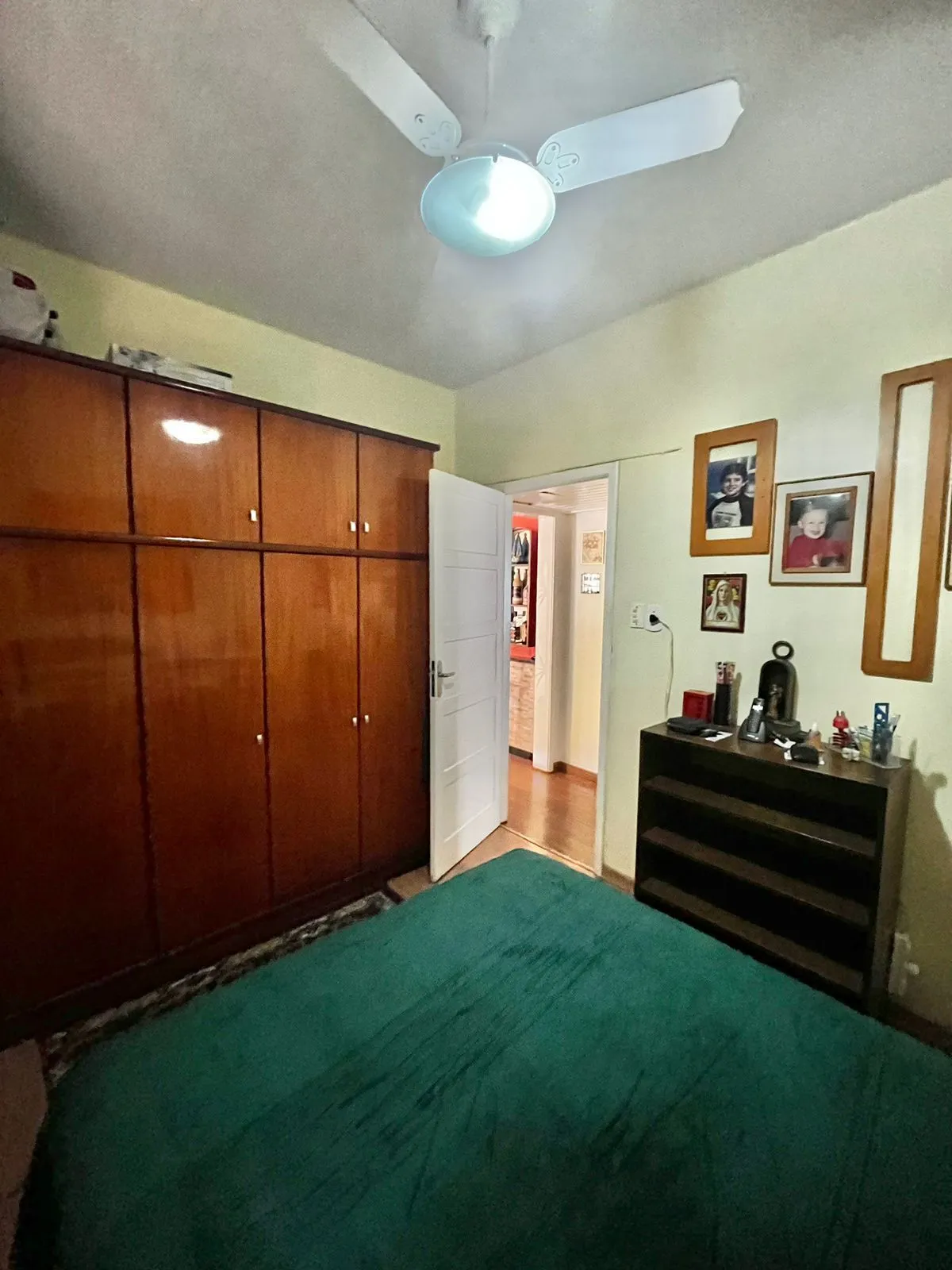 Imagem Apto térreo de 03 dorm, sala, banho, cozinha, reformado, com vaga de garagem.