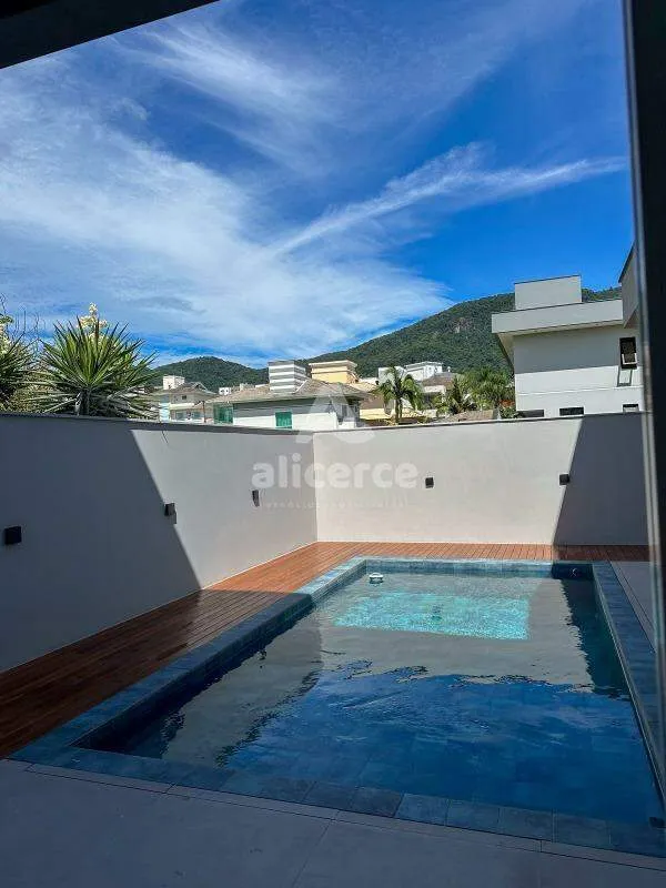 Imagem Casa Alto Padrão em Condomínio I 3 Dormitórios I 1 Suíte Master I Piscina - em Pedra Branca, Palhoça/SC