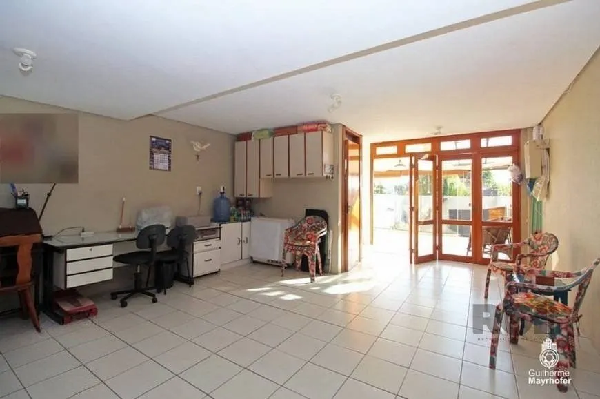 Imagem Ampla casa de 175 m² com 3 dormitórios e 3 vagas de garagem
