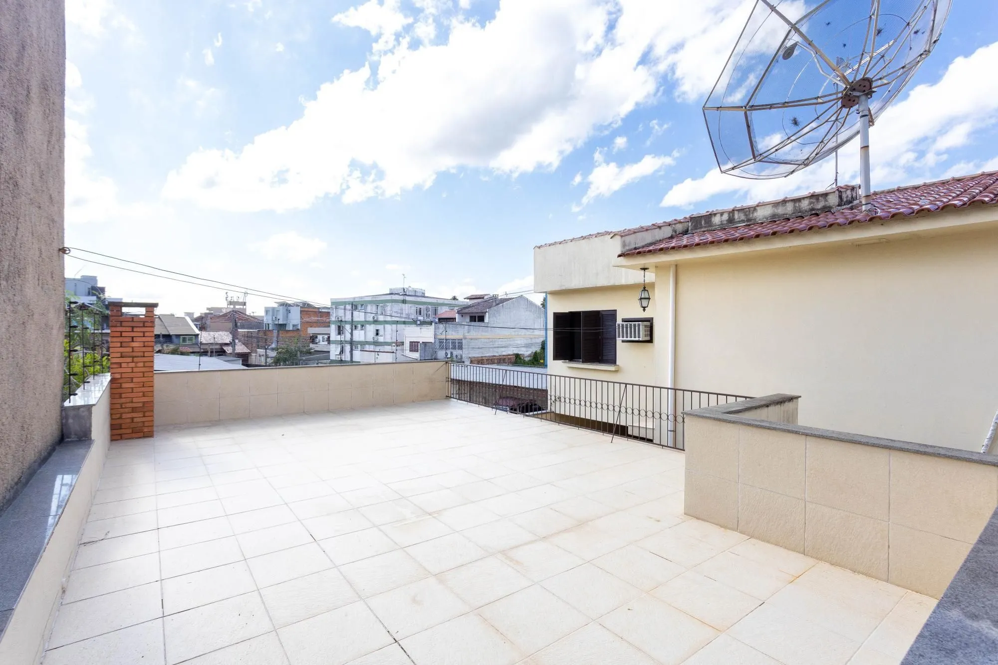 Imagem CASA SOBRADO 3 DORMITÓRIOS 1 SUITE 3 VAGAS NO BAIRRO HIGIENÓPOLIS EM PORTO ALEGRE