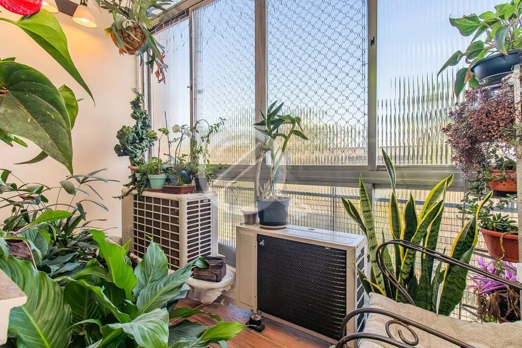 Imagem Amplo apartamento de 3 Dormitórios semi-mobiliado, amplo living com armário, varanda, cozinha indi...