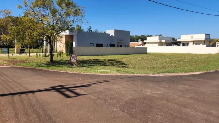 Imagem Terreno no ASFALTO em frente ao Hotel no condomínio Santa Bárbara Resort Residence -