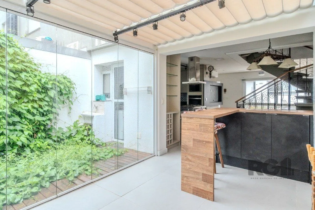 Imagem Casa impecável e mobiliada, com 3 niveis, possui 3 dormitórios sendo 1 suíte, 4 banheiros.