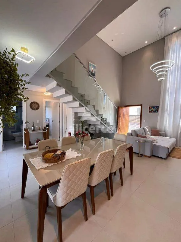 Imagem Casa Alto Padrão à Venda - 3 Dormitórios I 1 Suíte I 200m da Praia I Mobiliada - na Pinheira, Palhoça -S.C.