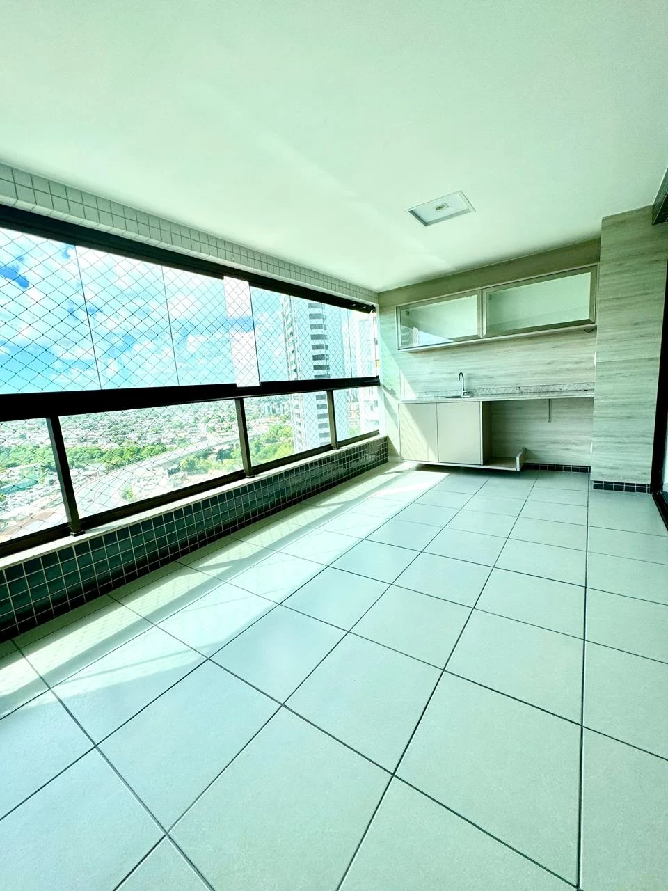 Imagem Apartamento com 5 Quartos para Alugar, 207 m² em Monteiro - Recife