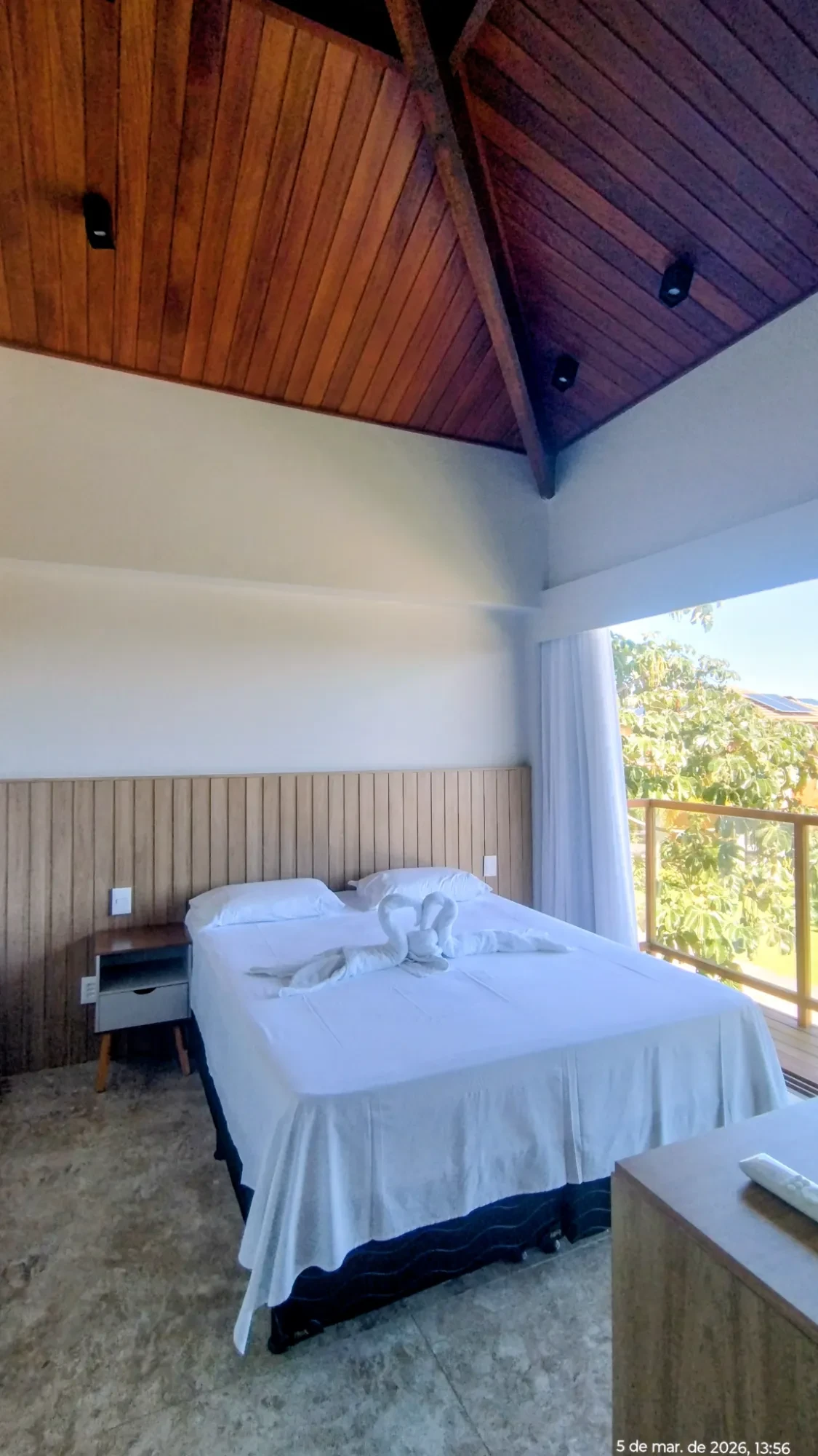 Imagem Casa alto padrão localizada em Praia do Forte condomínio com acesso ao mar Praia Bella.