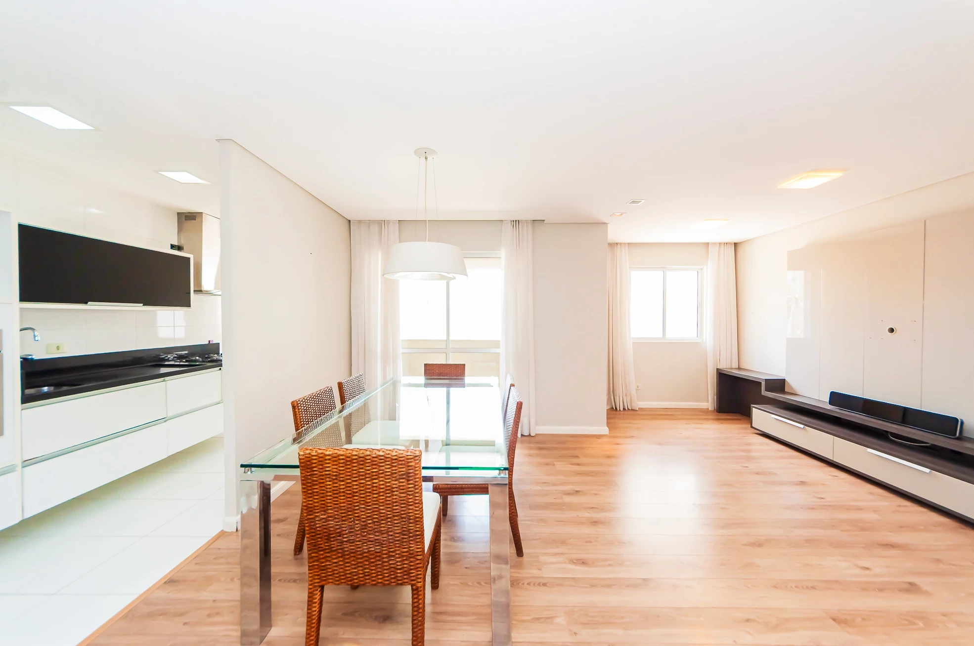 Imagem Apartamento com 2 Quartos à Venda, 75 m² em Cabral - Curitiba
