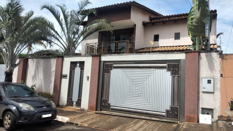 Sobrado com 4 Quartos à Venda, 358 m²em Residencial Balneário - Goiânia