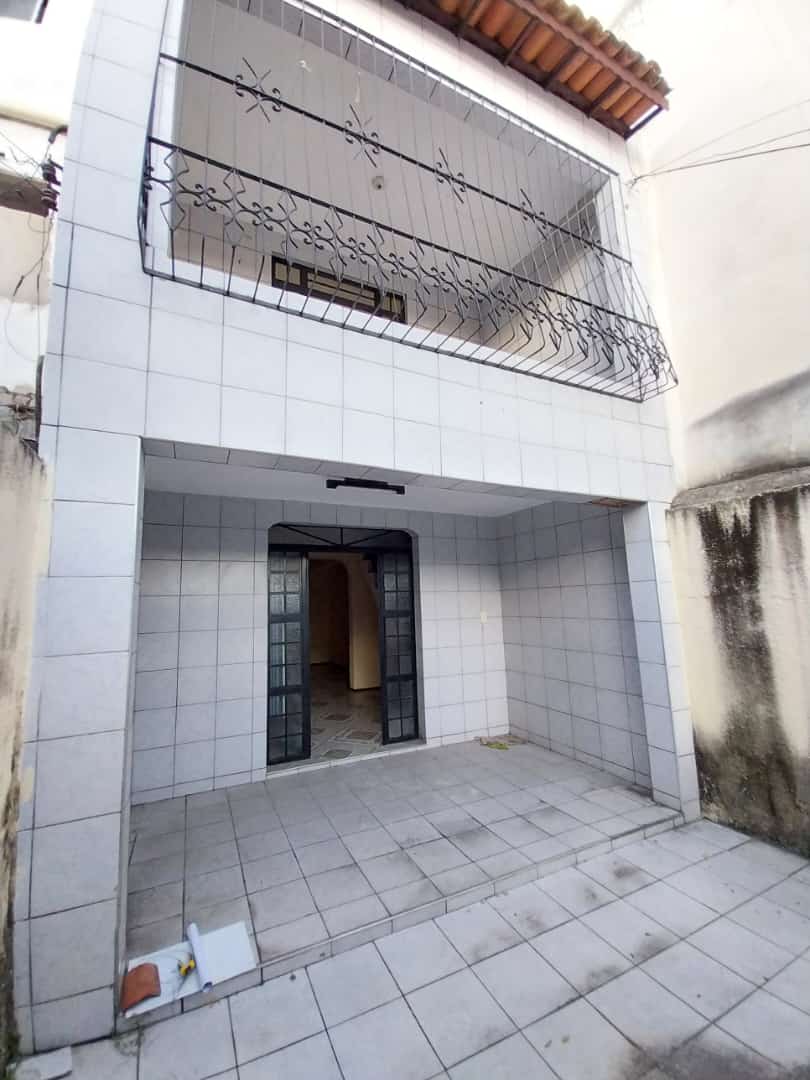 Sobrado com 3 Quartos à Venda, 125 m²em Parque Araxá - Fortaleza