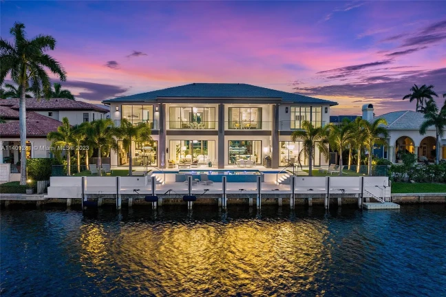 Imagem Casa de Condomínio com 6 Quartos à Venda, 833 m²em Cajuru - Curitiba