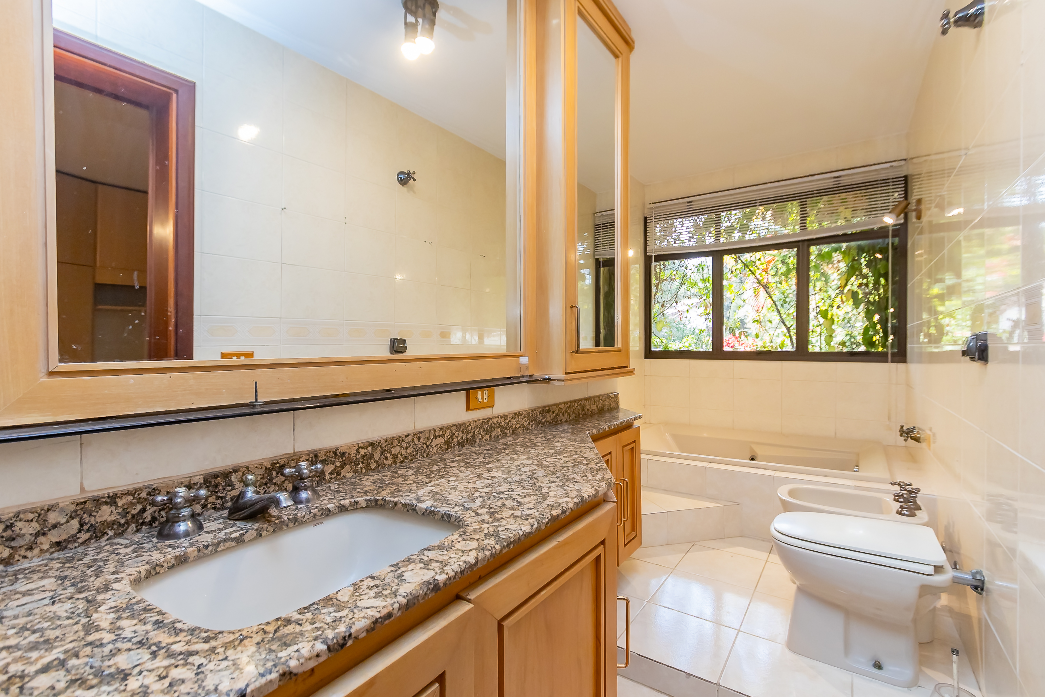 Foto do imóvel: Sobrado com 3 Quartos à Venda, 278 m² em Vista Alegre - Curitiba