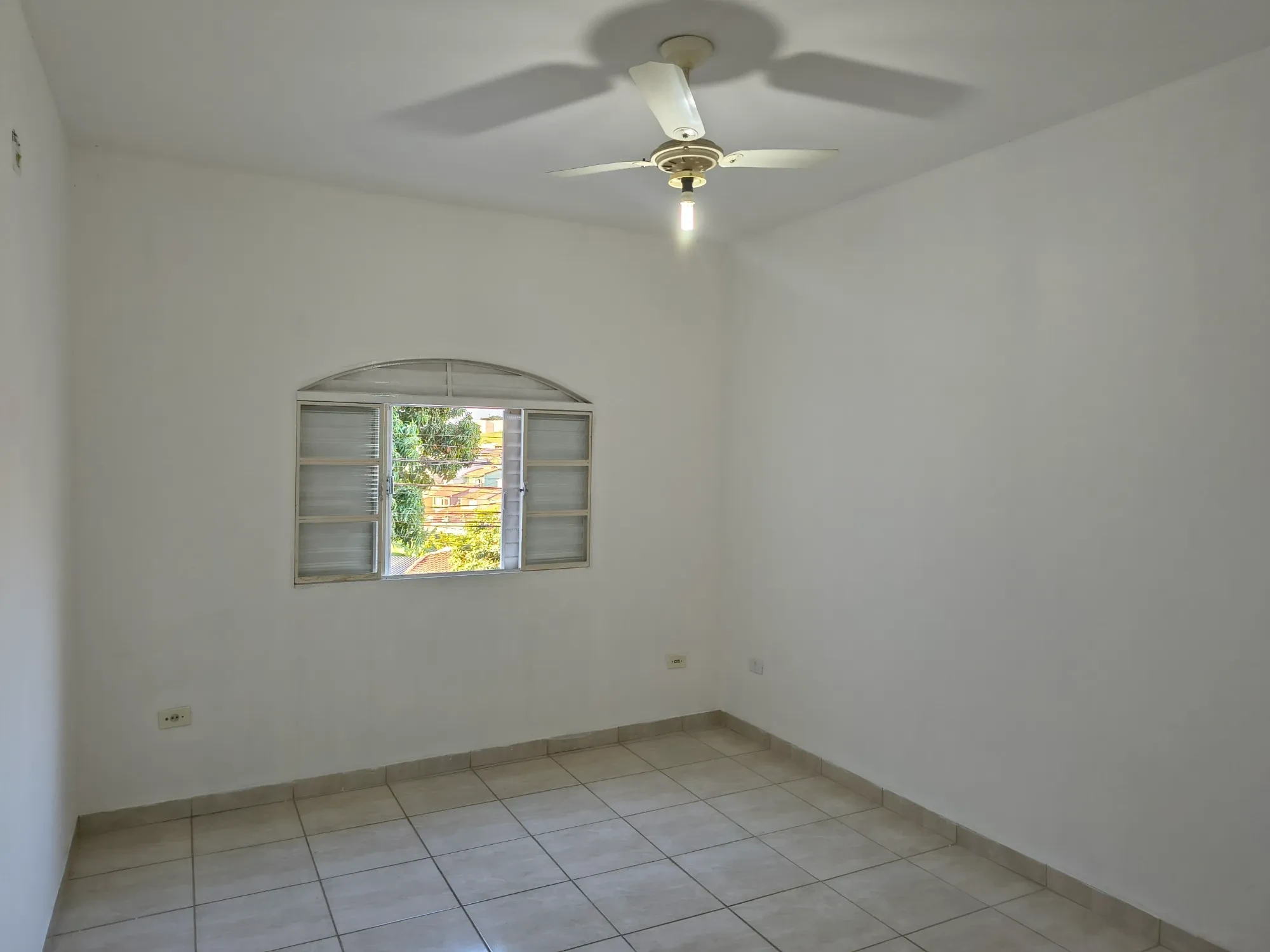 Imagem Casa com 2 Quartos para Alugar, 69 m² em Parque Santo Antônio - Jacareí