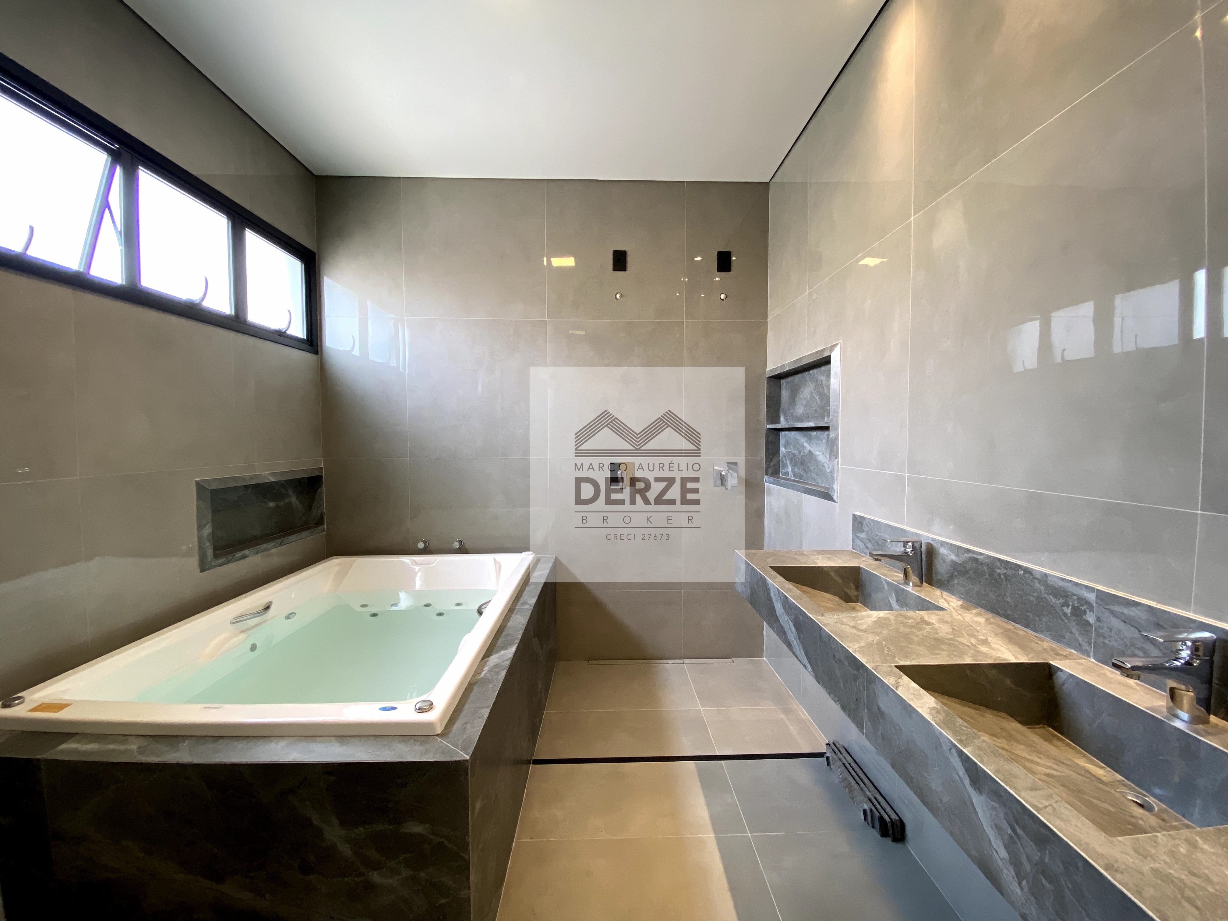 Imagem Casa com 3 Quartos à Venda, 256 m²em Jardim Botânico - Uberlândia