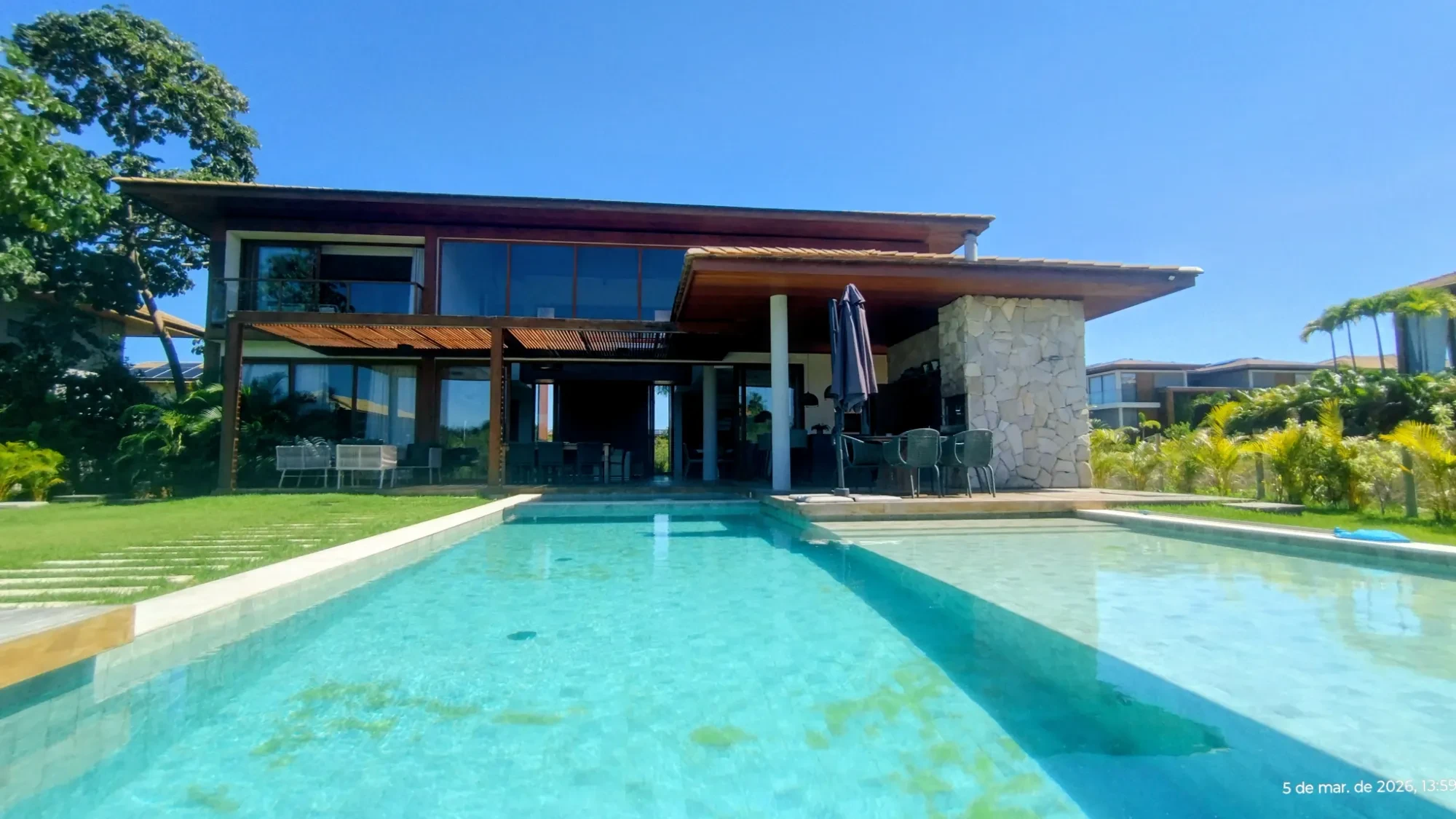 Imagem Casa alto padrão localizada em Praia do Forte condomínio com acesso ao mar Praia Bella.