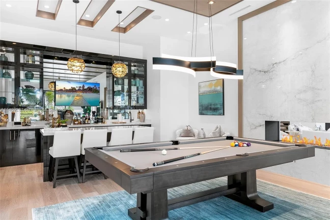 Imagem Casa de Condomínio com 6 Quartos à Venda, 833 m²em Cajuru - Curitiba