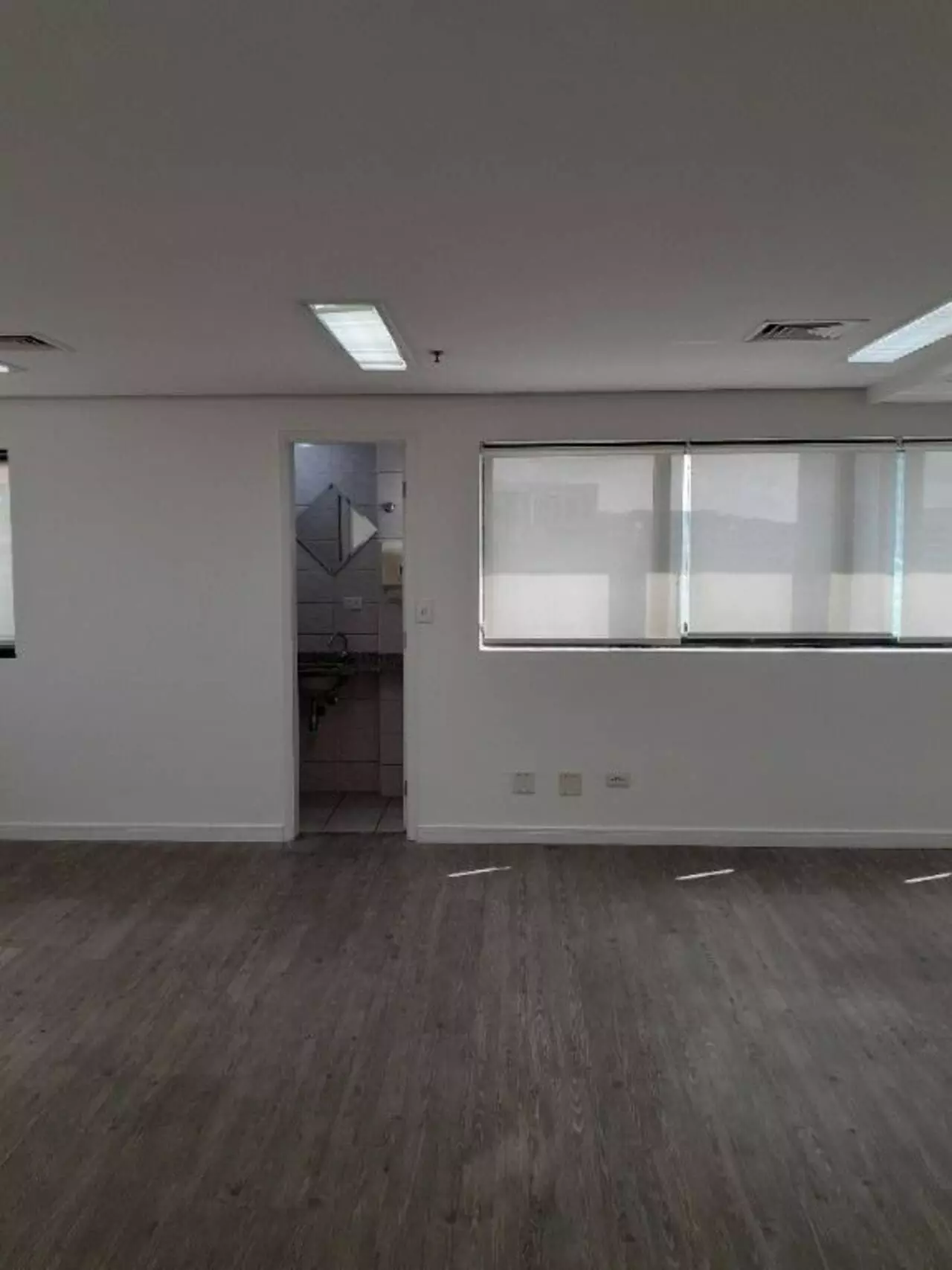 Sala Comercial à Venda ou Locação, 90 m² em Vila Olímpia - São Paulo