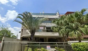 Condomínio Do Edifício árvoredo em Rio De Janeiro