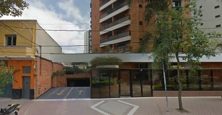 Condomínio Contemporâneo Home & Service em São Paulo