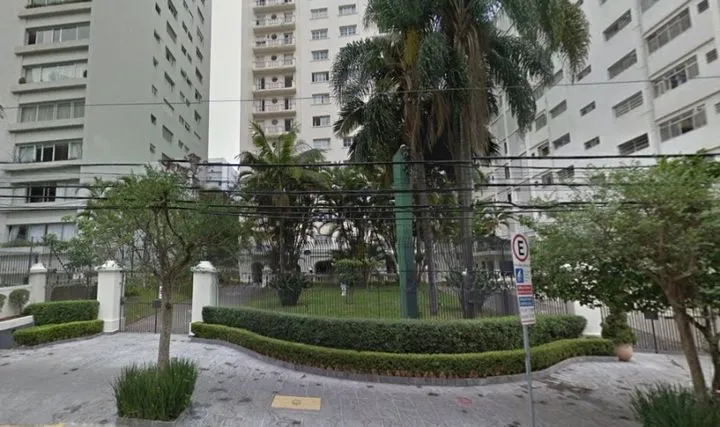 Condomínio Mansão Frederico Basile em São Paulo