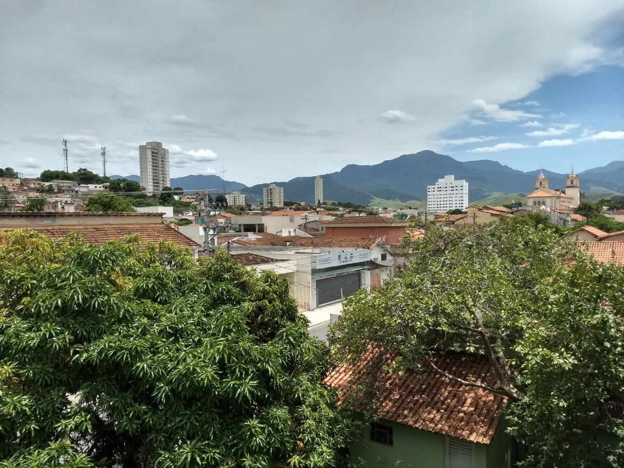 Imagem Sobrado com 4 Quartos à Venda, 382 m²em Centro - Cruzeiro