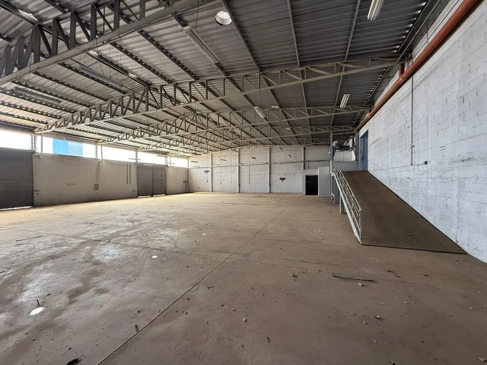 Galpão à Venda ou Locação, 1500 m² em Jardim Santa Cecília - Goiânia