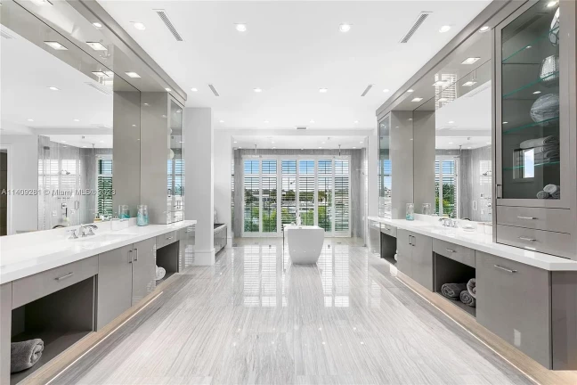 Imagem Casa de Condomínio com 6 Quartos à Venda, 833 m²em Cajuru - Curitiba