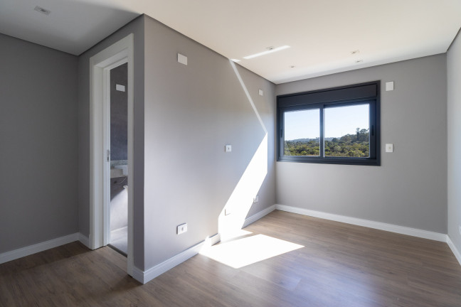 Imagem Sobrado com 3 Quartos à Venda, 300 m² em Santa Cândida - Curitiba