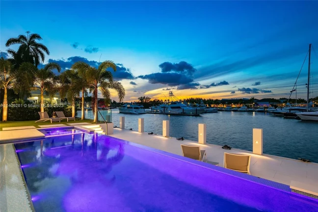 Imagem Casa de Condomínio com 6 Quartos à Venda, 833 m²em Cajuru - Curitiba