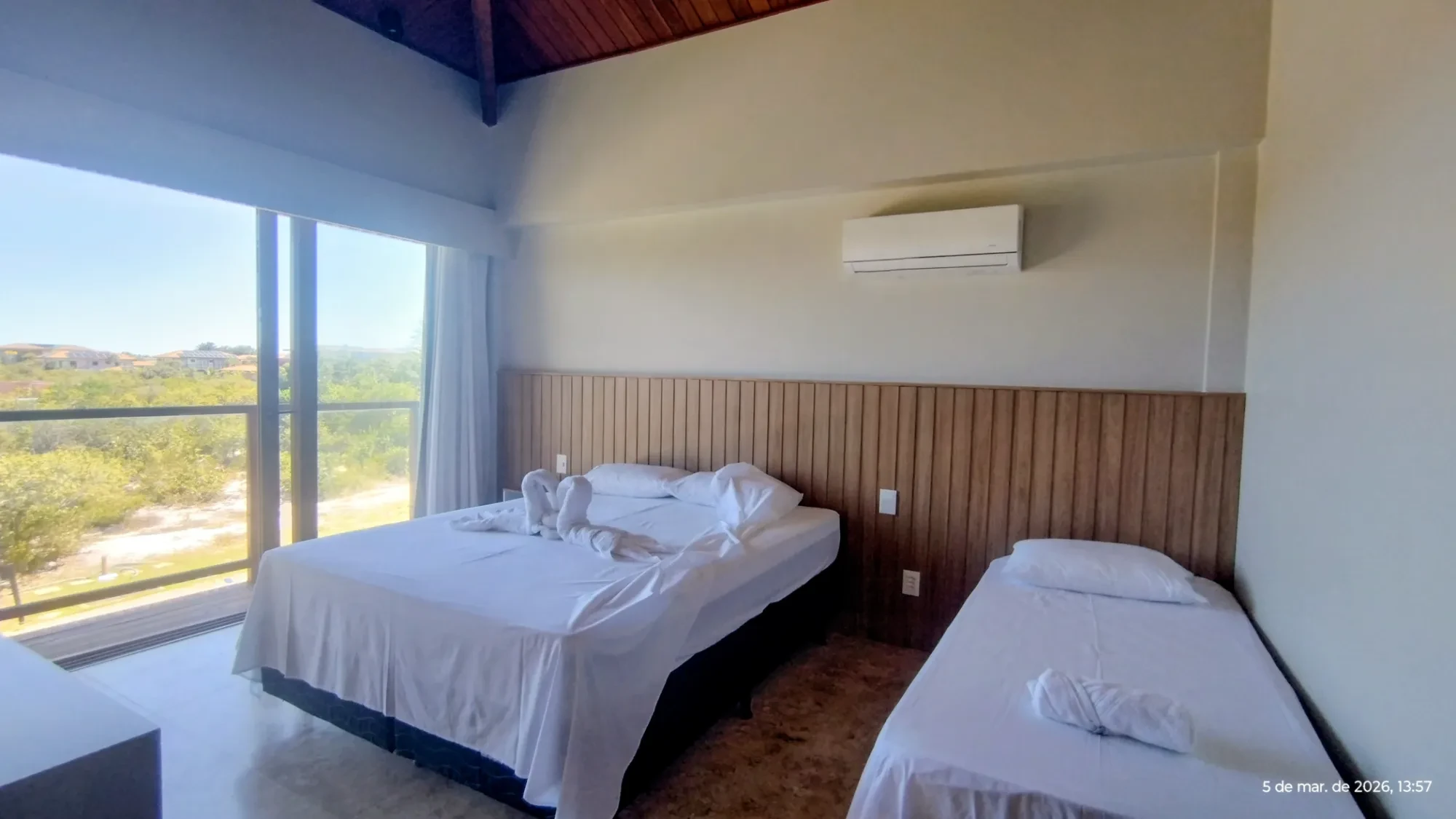 Imagem Casa alto padrão localizada em Praia do Forte condomínio com acesso ao mar Praia Bella.