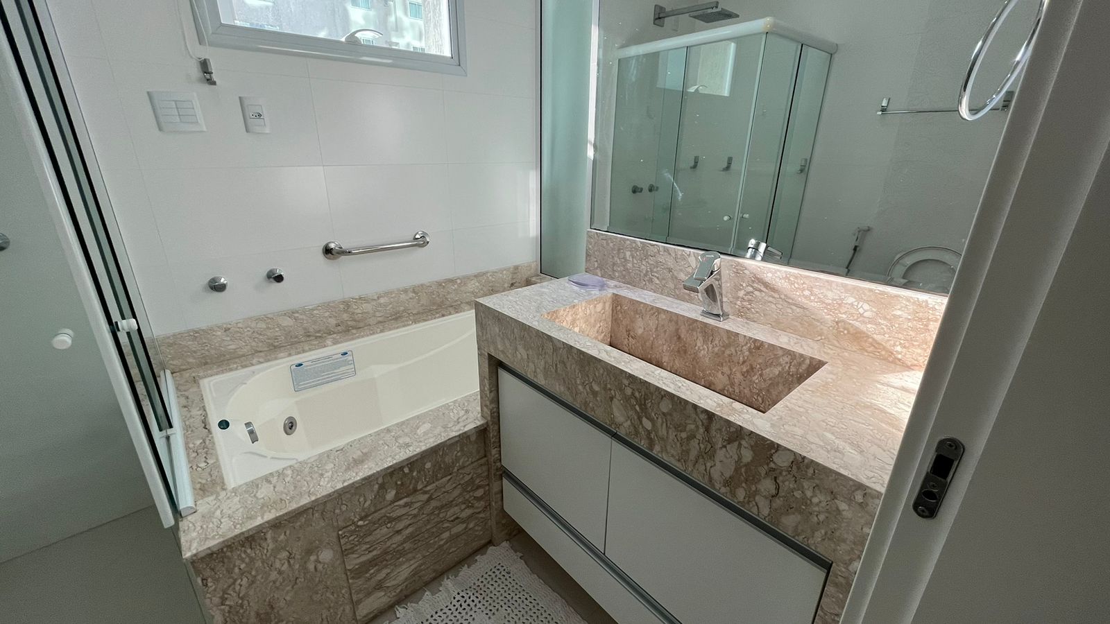Imagem Apartamento com 4 Quartos à Venda, 163 m²em Meia Praia - Itapema