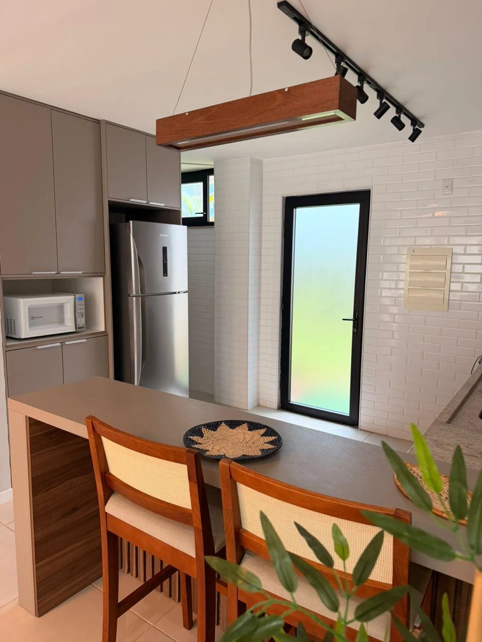 Imagem Casa de Condomínio com 3 Quartos para Alugar, 100 metros em Itacimirim (Monte Gordo) - Camaçari