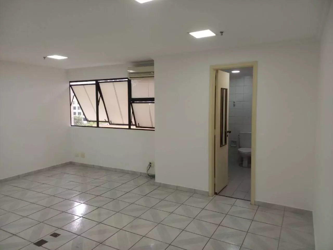 Sala Comercial à Venda ou Locação, 37 m² em Indianópolis - São Paulo