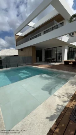 Imagem Espetacular Casa de Alto Padrão em Condomínio na Vila de Abrantes, Camaçari-BA: 5 Quartos, 5 Suítes, 3 Salas, 1 Banheiro, 4 Vagas, 310m² de Área. Venha Conferir!