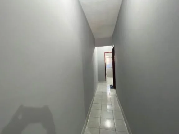 Imagem Casa à venda de 2 dormitórios no Maracanã em Praia Grande-SP, terreno de 4,20 X 20,22, sendo 2 dormitórios, sala, cozinha, banheiro, área de serviço, espaço gourmet com churrasqueira e 2 vagas de garagem. 300 metros da praia.