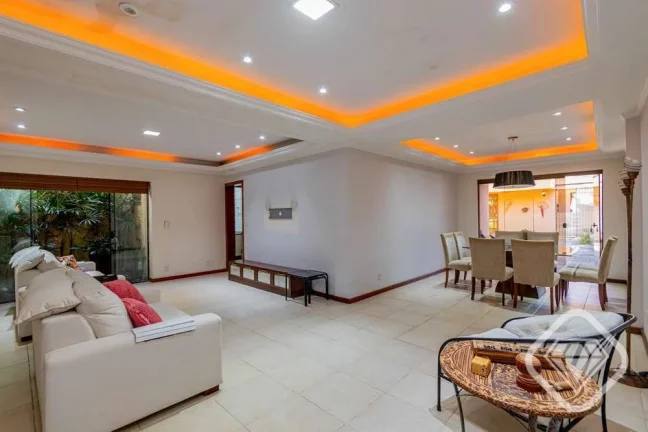 Imagem Casa ampla na Tristeza com terreno generoso e duas construções independentes.

Esta propriedade of...