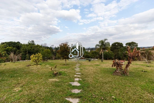 Imagem Casa de Madeira em Garapeira | 200m² | 2 Quartos (1 Suíte) | Terreno 3.561m² | Condomínio Fechad...