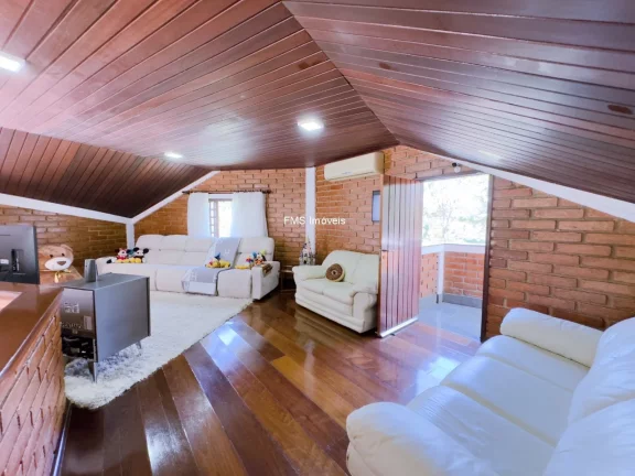 Imagem Imóvel de luxo em Cotia-SP: Casa à venda ou locação com 7 quartos, 5 suítes, 3 salas e 2.500 m² de área em Chácaras dos Lagos.