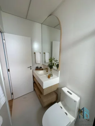 Imagem Apartamento Mobiliado, 04 suítes, 03 vagas, Meia Praia quadra Mar em Itapema SC