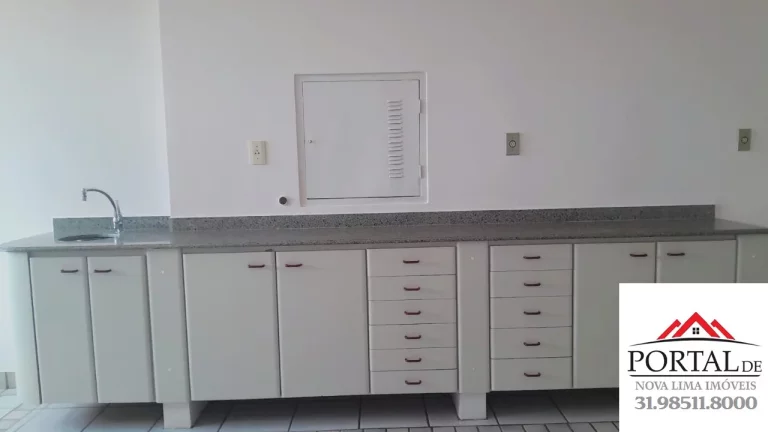 Imagem Sala comercial com 25 m², arejada, com boa iluminação natural e equipada com armários planejados de alta qualidade.