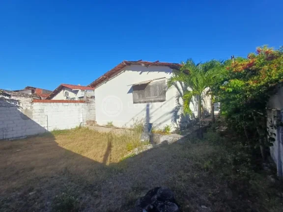 Imagem Oportunidade em Ponta Negra - Casa de Esquina para Reforma.