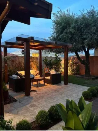 Imagem Linda casa de esquina, 260m², 3 suítes, 4 vagas, com estação de recarga para carro elétrico