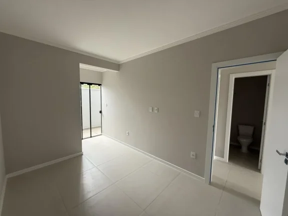 Imagem 02 Suítes, térreo com excelente padrão de acabamento e perto da Praia, esse apartamento em Gravatá, Navegantes. Adriano Carpes Imóveis Vende