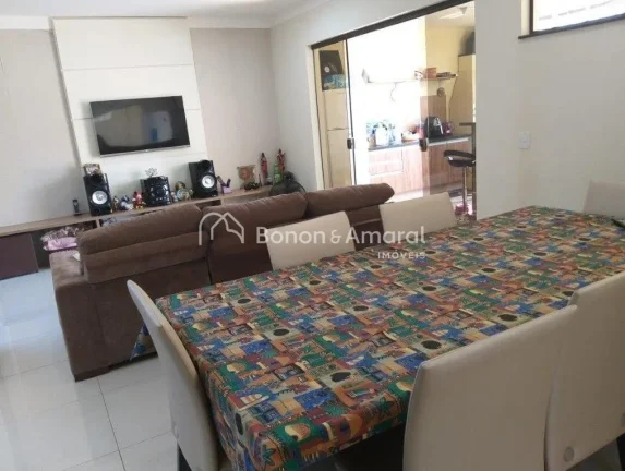 Imagem Esta casa oferece um excelente espaço, com quatro suítes, incluindo uma máster com closet e banhe...