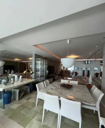 Imagem Apartamento mobiliado com 3 suítes e 3 vagas de garagem na Avenida Atlântica em Balneário Camboriú