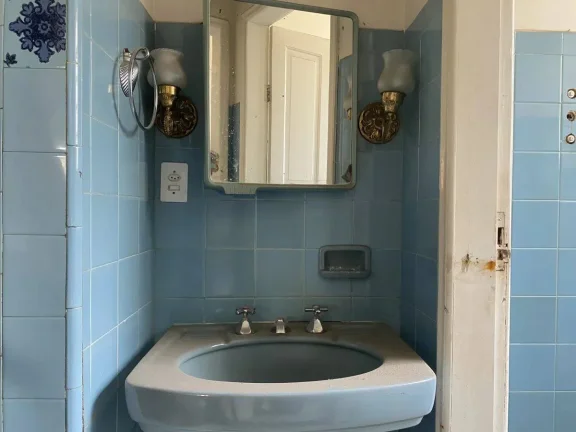 Imagem Casa Antiga, Bem Conservada e Espaçosa no bairro São José em Barbacena