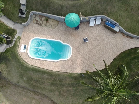 Imagem Imperdível casa à venda em Garopaba-SC, Praia da Gamboa! 3 quartos, 3 suítes, 5 banheiros, 8 vagas de garagem - 38.588,00 m² de área.
