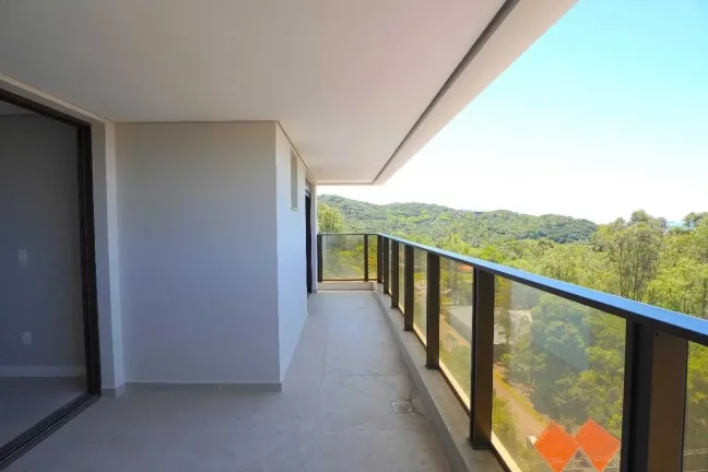 Imagem Apartamento com 3 dormitórios sendo 1 suíte e 2 vagas de garagem na praia Brava em Itajaí/SC